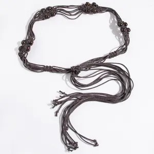 Cintura in corda di cera intrecciata a mano bohémien con perline di legno e nappe da donna.