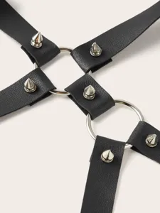 Vue détaillée du harnais de corps en similicuir noir style punk avec anneaux métalliques et rivets.