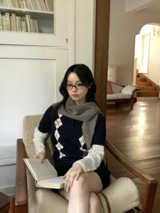 Accogliente sciarpa triangolare in maglia grigia da donna, scialle caldo autunno-inverno e scaldacollo.
