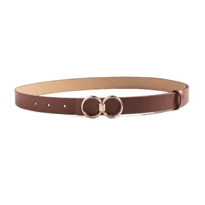 Gedetailleerd overzicht van de bruine PU-lederen riem met chique dubbele gouden ringgesp.