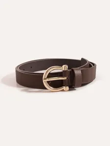 Detail view of brown PU leather belt featuring a sleek shiny gold horseshoe buckle.