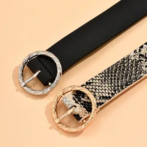Detailaufnahme der eleganten Damen runder Schnalle Schlangenhaut und schwarzen PU Gürtel Set.