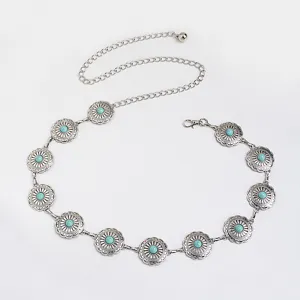 Detailopname van de boho zilveren tailleketting met turquoise bloemvormige bedels.