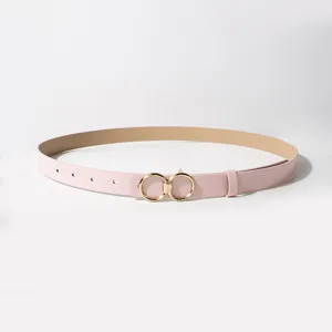 Roze PU lederen riem detail met elegante gouden dubbele ring gesp en gladde afwerking.