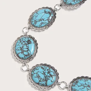 Detailansicht der Vintage-Türkis-Metall-Taille Kette mit verzierten runden Anhängern.
