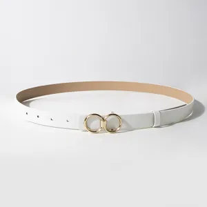 Gedetailleerd close-up overzicht van witte PU lederen damesriem met gouden dubbele ring.