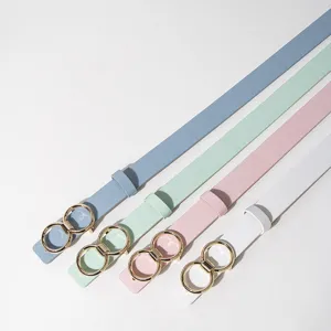 Detailopname van stijlvolle pastelkleurige PU leren riemen met gouden dubbele ringgespen.