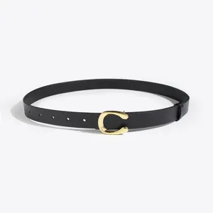 Zwarte PU lederen damesriem met gouden C gesp minimalistische modeaccessoire voor vrouwen