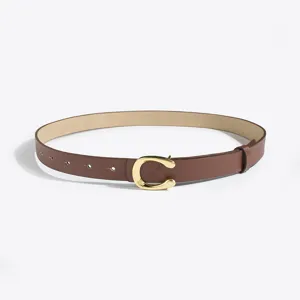 Dames bruine PU lederen riem met gouden C gesp stijlvolle casual tailleband detailweergave
