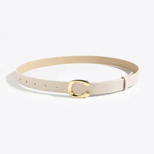 Minimalistische dames PU leren riem in beige met een glanzende gouden C-vormige gesp.