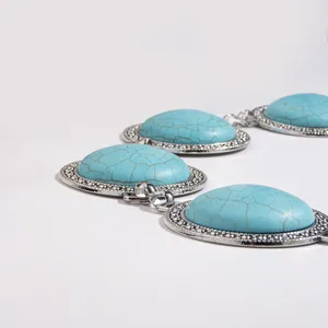 Detailansicht der Damen Vintage Türkis Taillenkette mit verzierten silbernen Metallgravuren.