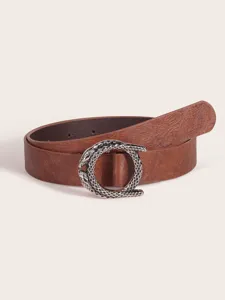 Gros plan de la ceinture western pour femme avec boucle serpent argentée et lanière marron.