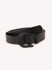 Ceinture en cuir noir avec boucle métallique élégante en forme de serpent pour femme.