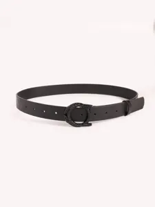 Ceinture noire classique pour femme avec boucle serpent texturée pour un look élégant.