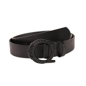 Ceinture en cuir noir pour femme avec élégante boucle de serpent en métal foncé.