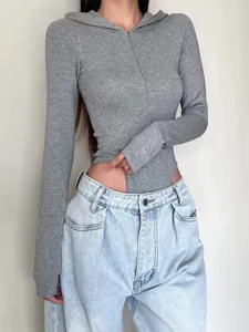 Body moulant gris a capuche zippe associe a un jean clair tendance pour les femmes.