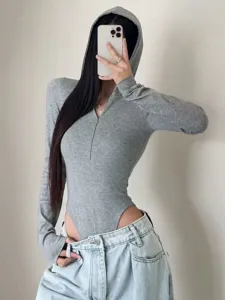 Vue détaillée d'un body slim gris uni zippé à capuche stylé et tendance pour femme élégante.