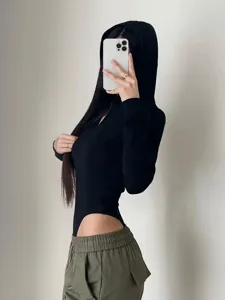 Bodysuit zippé noir élégant avec capuche pour femmes, idéal pour l'automne et l'hiver.