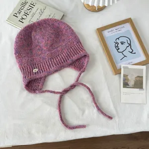 Koreanischer bunter Strickbeanie Hut mit Ohrenklappen und Bändern, warmer Herbst Winter.