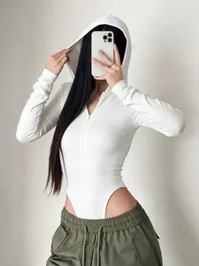 Gros plan d'un body blanc à capuche zippé à manches longues avec pantalon cargo.