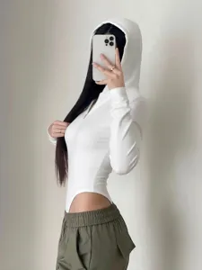 Femme body minimaliste uni à capuche et fermeture éclair slim thermique pour mode hiver.