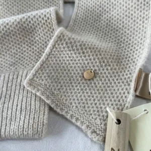 Wollstrick Schal Detailansicht, einfarbiger kurzer Winterschal, weicher warmer Kragen.