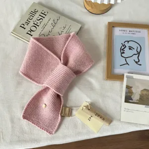 Rosa Wollstrick kurzer Kreuzschal für Damen, gemütlicher warmer Winter Nackenschwärmer.
