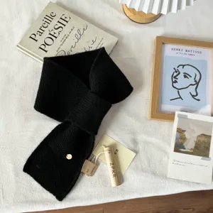 Klassischer schwarzer Strick-Wickelschal für Damen, 100% Wolle, gemütlicher Winter-Halswärmer.