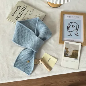Hellblaue Strickwoll-Kurzschal Nahaufnahme, gemütlicher Winter-Halswärmer Detailansicht.