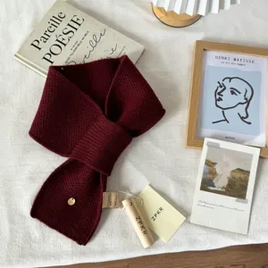 Nahaufnahme des bordeauxroten 100% Wolle Kreuzstrickschals mit hochwertiger Textur.