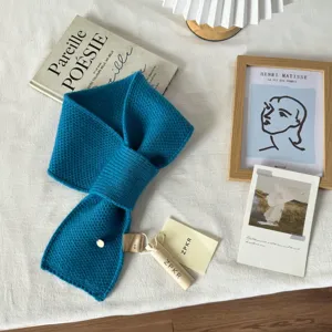 Einfarbig gestrickter Kurzschal für Damen, kuscheliger Woll Kreuz Design warmer Winterschal.