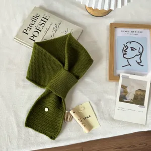 Detailaufnahme des olivgrünen Wollstrickschals, gemütlicher kurzer, warmer Halswärmer.