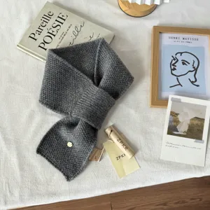 Grauer 100% Wolle Strick-Kreuzschal für Damen, kuscheliger kurzer warmer Winterschal.