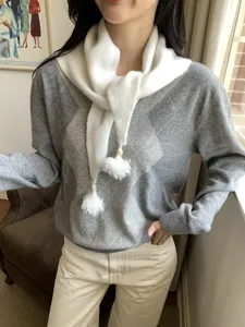 Sciarpa triangolare in maglia con perline e nappe da donna accessorio moda invernale dettaglio.