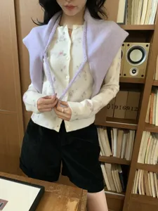 Detalle de chal triangular de punto y cárdigan de estilo coreano, bufanda de moda de otoño.