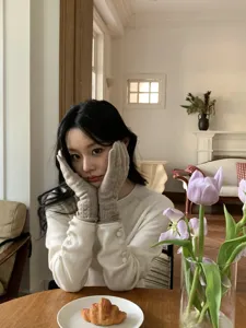 Solid color knitted touchscreen gloves for women, stylish warm winter split finger gloves.