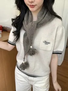 Sciarpa triangolare lavorata a maglia con perline e nappe, caldo accessorio autunnale e invernale.