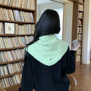 Elegante bufanda de chal triangular de punto para mujer, accesorio cuello verde otoño.