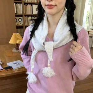 Sciarpa triangolare lavorata a maglia da donna invernale con nappe, calda ed elegante.