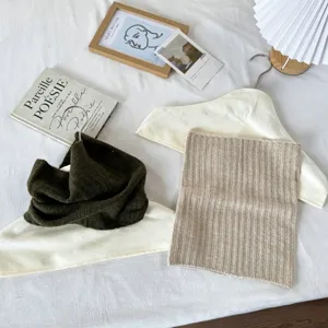 Vue détaillée du tour de cou en tricot chaud et confortable pour affronter l'hiver.
