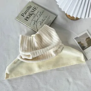 Vue détaillée du faux col tricoté d'hiver chaud, écharpe col roulé côtelée douce par temps froid.