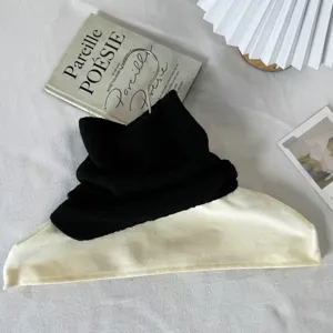 Détail faux col roulé en tricot, bavoir chauffe-cou d'hiver noir et blanc élégant et chaud.