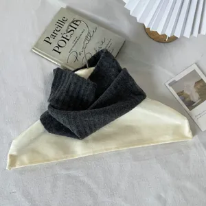 Détail du tour de cou en tricot, écharpe thermique d'hiver gris foncé côtelée contre le froid.