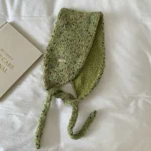 Bufanda orejeras de punto mullido con motas verdes acogedora cálida para el invierno.