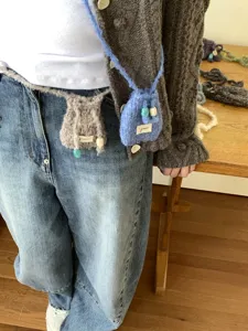 Vista detallada de un mini bolso de punto con cuentas para mujer, bolso bandolera de moda chic.