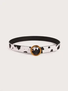 Elegante cintura da donna con stampa mucca bianco e nero e fibbia rotonda dorata vintage.