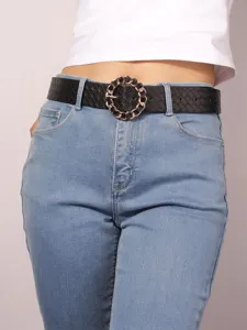 Cintura larga in pelle intrecciata nera da donna con elegante fibbia a catena circolare.