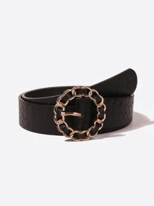 Cintura da donna in pelle nera intrecciata con elegante fibbia rotonda a catena dorata.