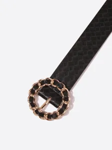 Dettaglio cintura in pelle intrecciata con elegante fibbia circolare a catena oro