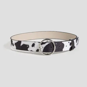Cintura in pelle con stampa mucca e fibbia rotonda argentata. Elegante accessorio rétro chic.